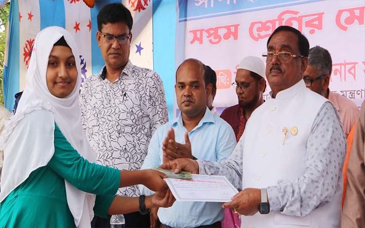 সোনার বাংলা গড়তে সোনার মানুষ দরকার: খাদ্যমন্ত্রী