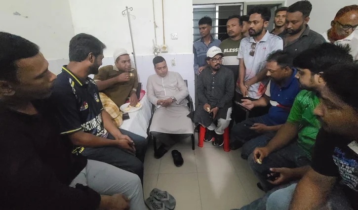 ছাত্রদল নেতাকে হাসপাতালে দেখতে গেলেন দিল্লির প্রেস মিনিস্টার