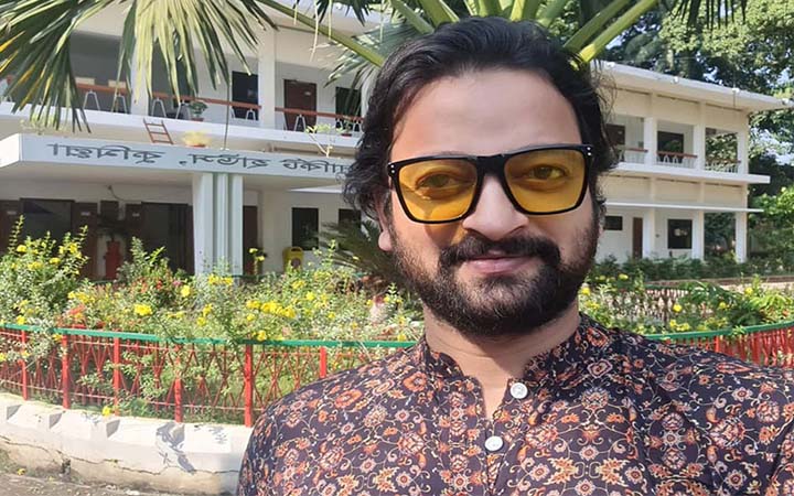 বাবার জন্য গান লিখলেন সাইমন সাদিক