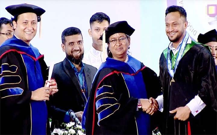 গ্র্যাজুয়েট হলেন সাকিব আল হাসান