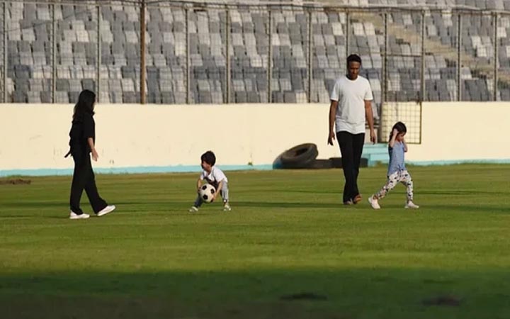 তিন সন্তান নিয়ে মাঠে সাকিব