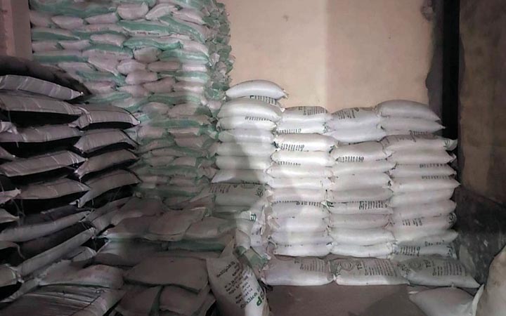 অবৈধভাবে সার মজুদ করায় গুদাম সিলগালা, ব্যবসায়ীর জেল
