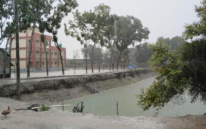 সাতক্ষীরায় সকাল থেকে বৃষ্টি, বিপাকে খেটে খাওয়া মানুষ