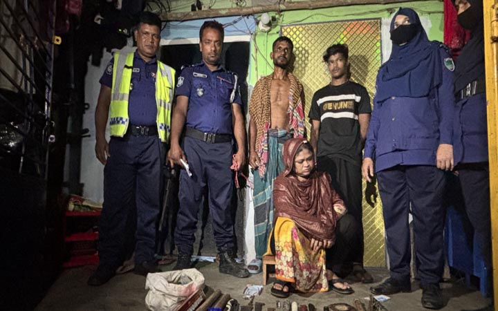 সাতক্ষীরায় যৌথবাহিনীর অভিযানে অস্ত্র-মাদকসহ ৩ জন আটক