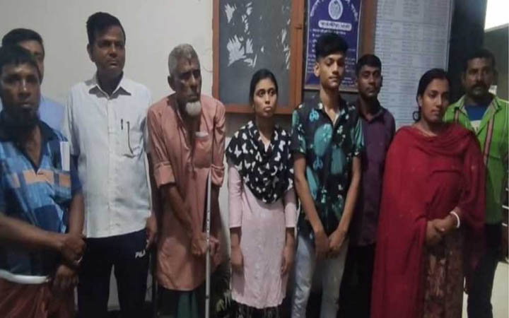 সাতক্ষীরায় পতাকা বৈঠকে ৮ বাংলাদেশিকে হস্তান্তর