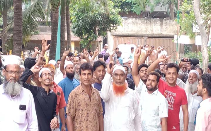 গ্যাসের দাবিতে সাভারে তিতাস অফিস ঘেরাও করে বিক্ষোভ