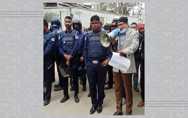 সাভারে শ্রমিক ছাঁটাইয়ের প্রতিবাদের বিক্ষোভ