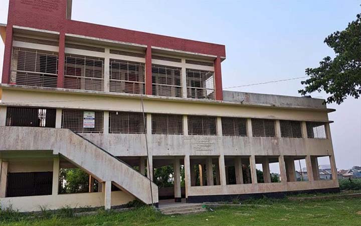 শিক্ষার্থীদের জুতাপেটা করলেন প্রধান শিক্ষক