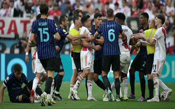 ক্লাব বিশ্বকাপ থেকে বিদায় নিয়ে মারামারিতে জড়ালেন আর্জেন্টাইন ফুটবলার