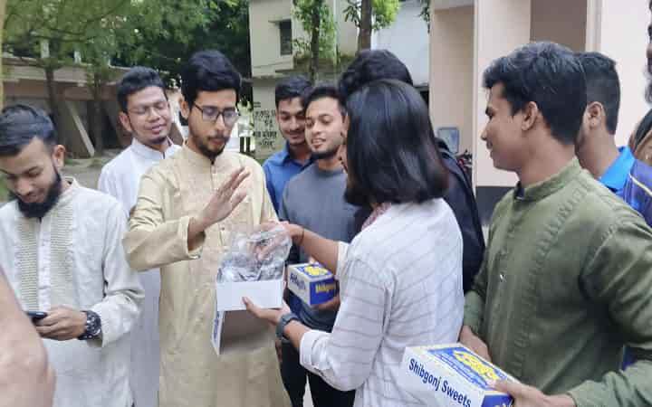 শেখ হাসিনার মৃত্যুদণ্ডের রায়ে রাজশাহী বিশ্ববিদ্যালয়ে মিষ্টি বিতরণ
