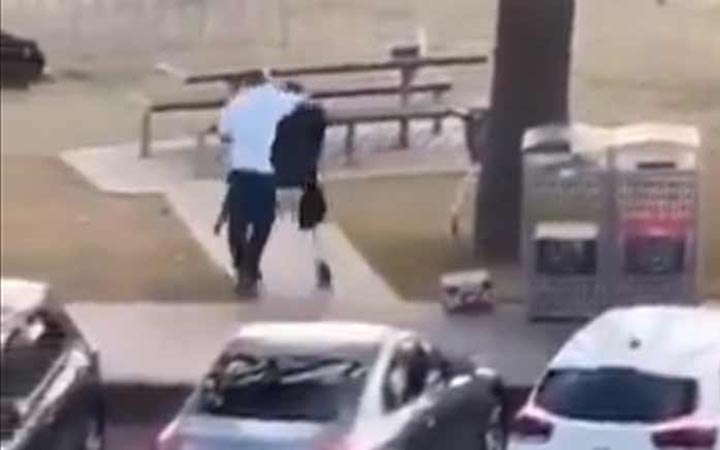 সিডনিতে বন্দুকধারীকে নিরস্ত্র করে প্রশংসায় ভাসছেন মুসলিম ফল ব্যবসায়ী