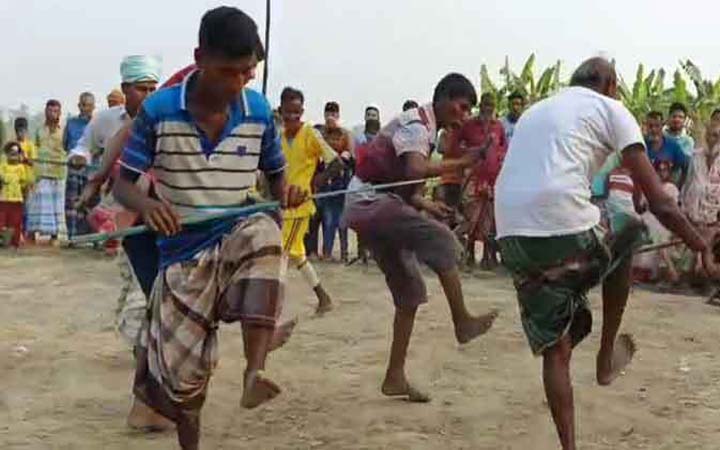 সিরাজগঞ্জে উৎসবমুখর পরিবেশে ঐতিহ্যবাহী লাঠি খেলা অনুষ্ঠিত