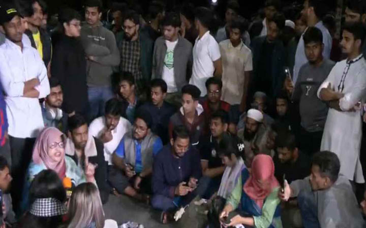 মধ্যরাতে মিন্টো রোডের মাথায় বসে পড়েছেন শিক্ষার্থীরা