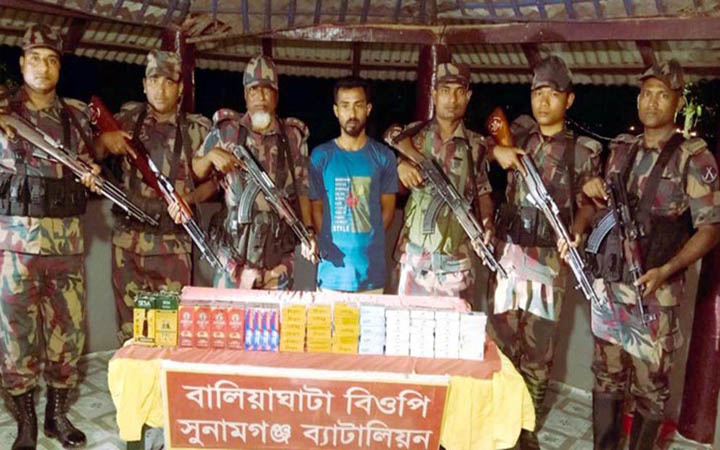 ভারতীয় কসমেটিকসহ চোরাকারবারি আটক