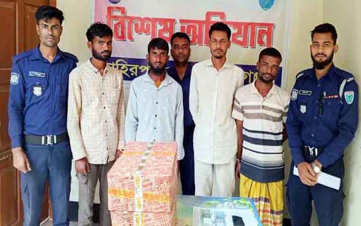 ভারতীয় বিড়ি ও ইয়াবার চালানসহ গ্রেফতার ৪