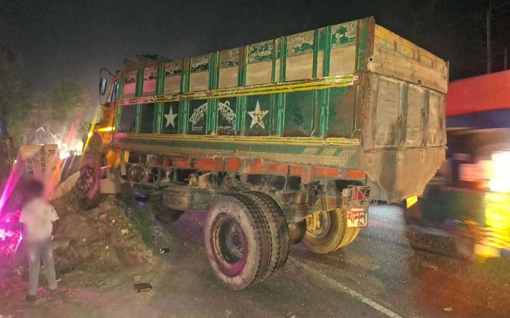 টাঙ্গাইলে দাঁড়িয়ে থাকা ট্রাকে আরেক ট্রাকের ধাক্কা, নিহত ১