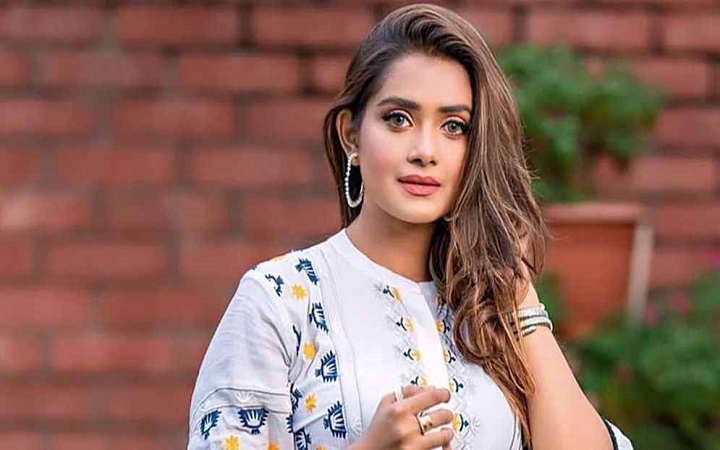 হঠাৎ সিনেমা থেকে বাদ পড়লেন তিশা