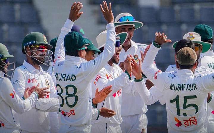 দ্বিতীয় দিনে ২.২ ওভার টিকল আয়ারল্যান্ড