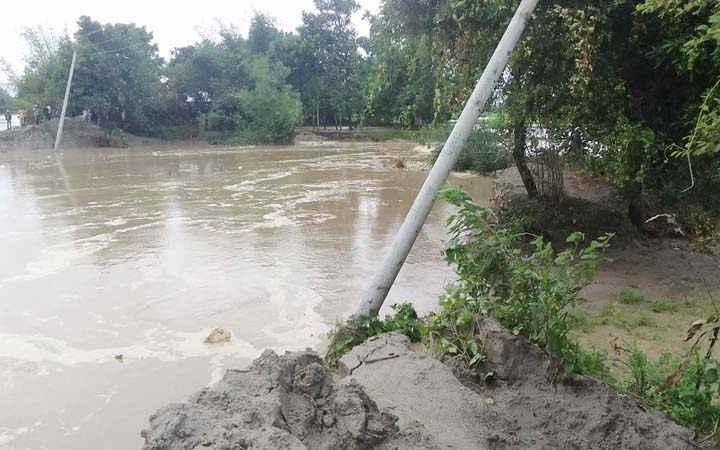 তিস্তার স্রোতে ভেঙে গেছে গ্রামরক্ষা বাঁধ