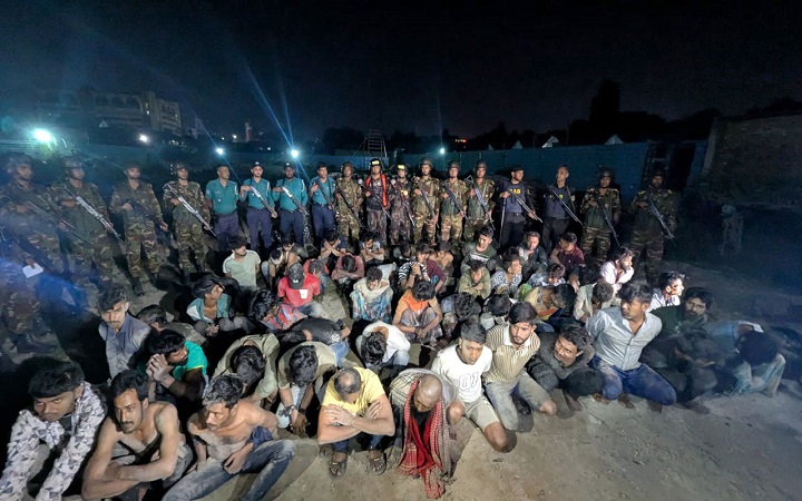 টঙ্গীতে যৌথবাহিনীর অভিযান, অস্ত্র-মাদকসহ আটক ৬০