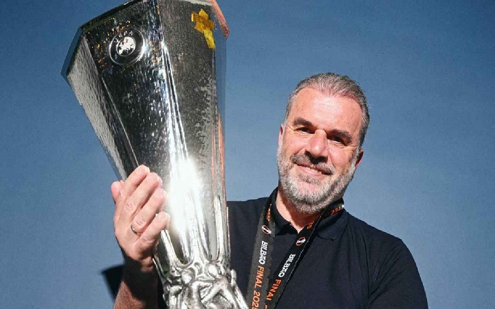 ১৭ বছর পর শিরোপা জেতানো কোচকে ছাঁটাই টটেনহ্যামের