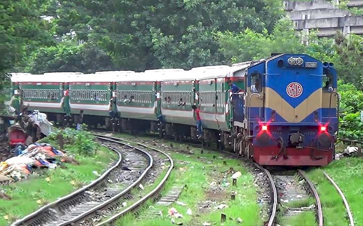 মহাখালীতে ট্রেনের ধাক্কায় যুবক নিহত