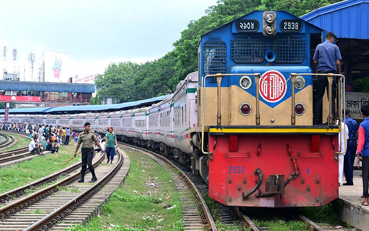 ট্রেনে বাড়তি ভাড়া শুরু, কোন রুটে কত