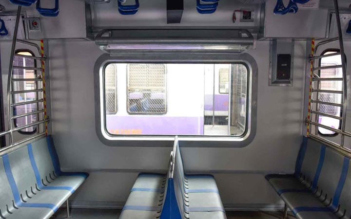 কলকাতায় প্রথমবারের মতো লোকাল এসি ট্রেন চালু