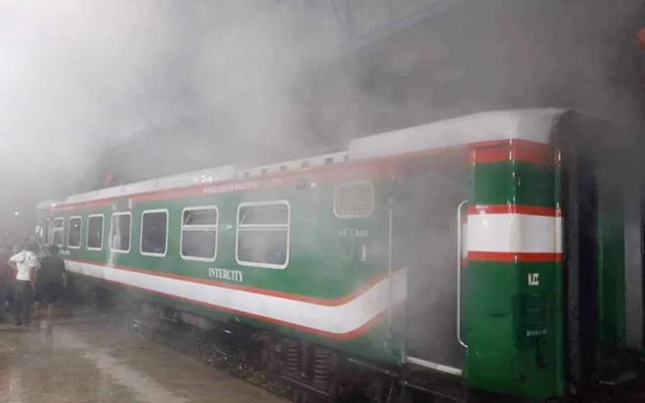 মৌলভীবাজারে চলন্ত ট্রেনে আগুন, সারাদেশের সঙ্গে রেল যোগাযোগ বন্ধ
