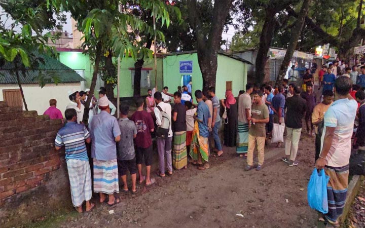 নরসিংদীতে ট্রেনের ছাদে বজ্রপাত, যাত্রী নিহত