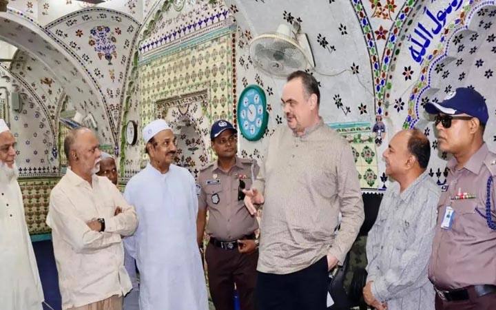 একদিনে তিন ধর্মীয় উপাসনালয় পরিদর্শন করলেন মার্কিন রাষ্ট্রদূত