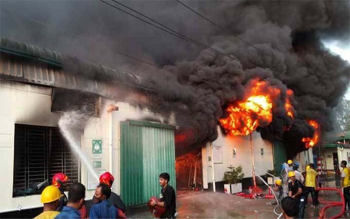 কালিয়াকৈরে জুতার কারখানায় আগুন, আগুন নেভাতে ফায়ার সার্ভিসের ৬ ইউনিট