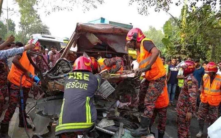 কুষ্টিয়ায় ট্রাক-অ্যাম্বুলেন্স সংঘর্ষে প্রাণ গেল ৫ জনের