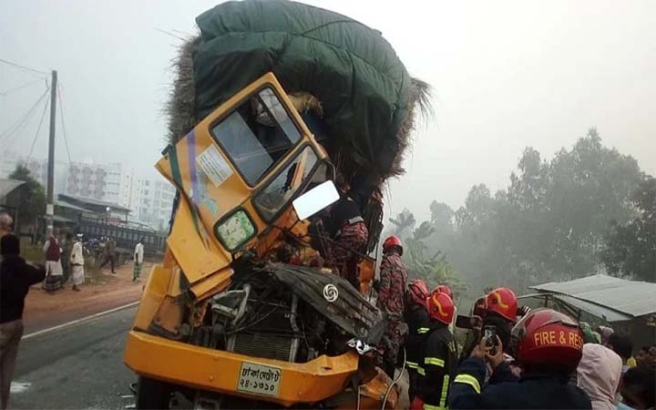 নওগাঁয় দুই ট্রাকের সংঘর্ষে ২ জন নিহত