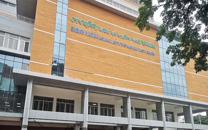 শরীরে পেট্রল ঢেলে আগুন দিল সহকর্মীরা