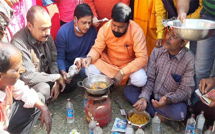 রাস্তায় চপ ভেজে বিজেপি নেতার অভিনব প্রতিবাদ