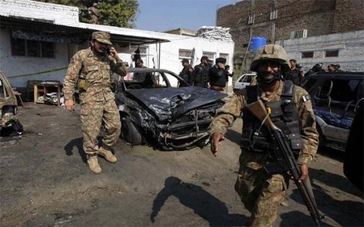 পাকিস্তানে দুর্বৃত্তদের গুলিতে ৭ সেনা সদস্য নিহত