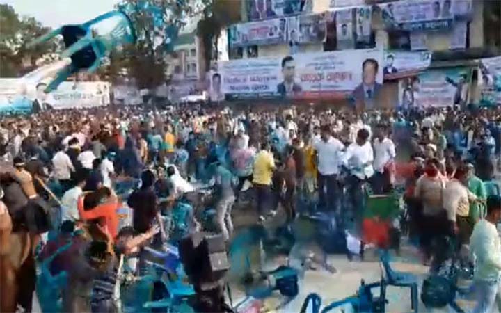 ইশরাকের বক্তব্য চলাকালে বিএনপির দুই গ্রুপের চেয়ার ছোড়াছু‌ড়ি