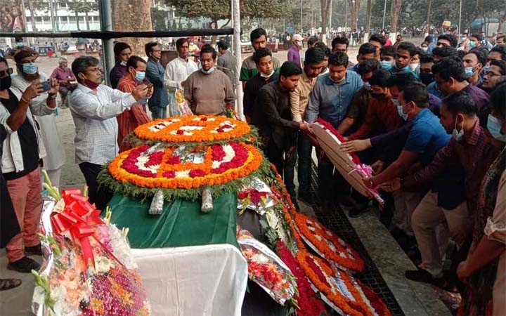 শহীদ মিনারে সৈয়দ আবুল মকসুদকে সর্বস্তরের শ্রদ্ধা