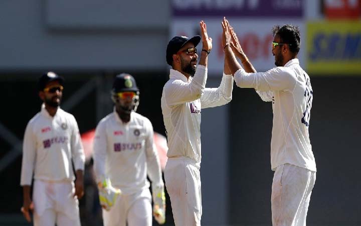 ২০৫ রানে থামলো ইংল্যান্ডের প্রথম ইনিংস