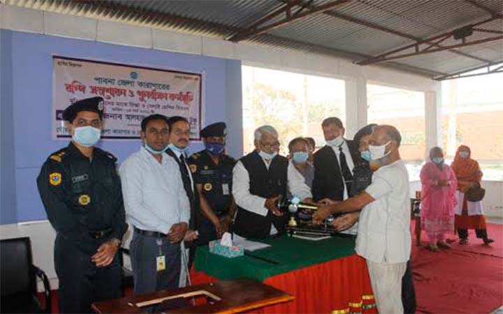 পাবনায় মাদকাসক্ত বন্দীদের স্বাভাবিক জীবনে ফিরাতে রিক্সা ও সেলাই মেশিন প্রদান