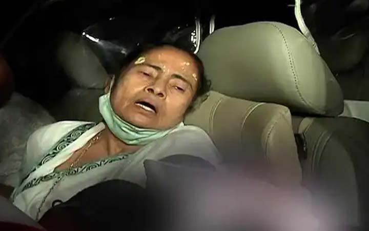 ধাক্কা-ধাক্কিতে পড়ে গেলেন মমতা, পায়ের সঙ্গে মাথা-কপালেও আঘাত