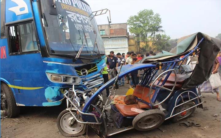 যশোরে বাস-ইজিবাইক সংঘর্ষ, নিহত ২