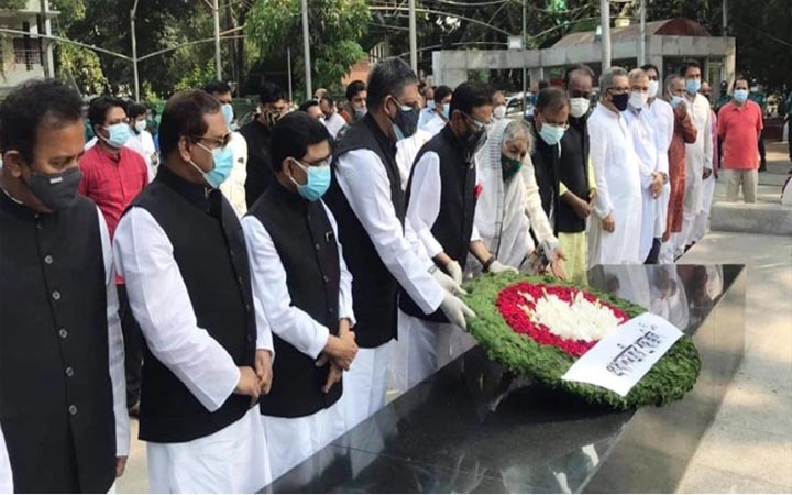 মুজিবনগর দিবসে বঙ্গবন্ধুর প্রতিকৃতিতে প্রধানমন্ত্রীর শ্রদ্ধা