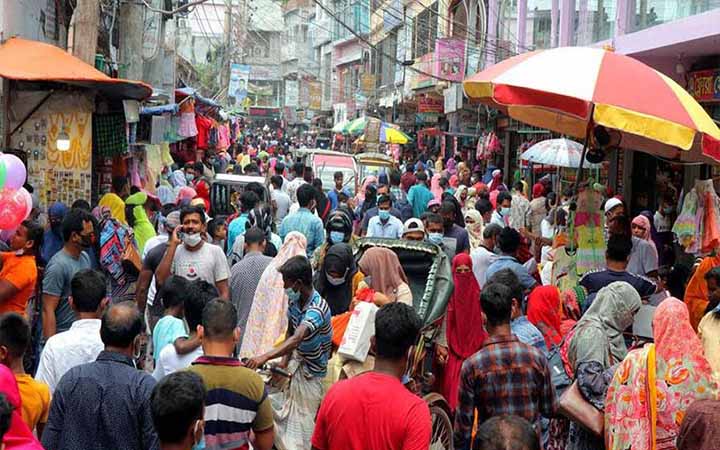 পাবনায় ঈদের বাজারে উপচে পড়া ভিড়, স্বাস্থ্যবিধি উধাও