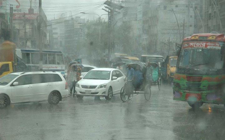 রাজধানীতে নেমেছে অঝোর ধারায় বৃষ্টি