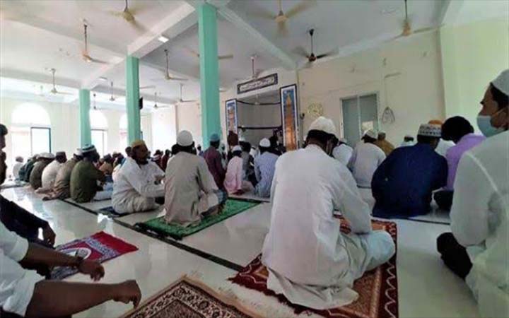 পাবনায় স্বাস্থ্যবিধি মেনে মসজিদে মসজিদে ঈদের নামাজ আদায়
