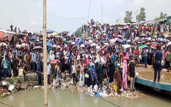কাজিরহাট ফেরিঘাটে ঢাকামুখী মানুষের ভিড়, পুলিশের সতর্ক অমান্য