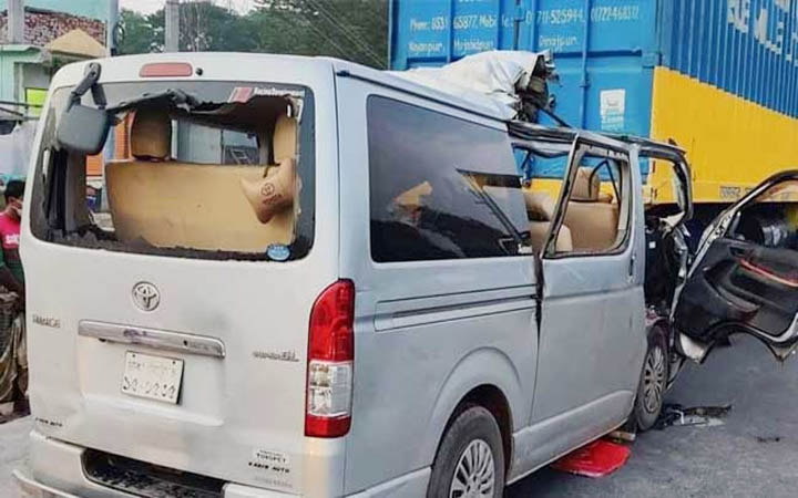 টাঙ্গাইলে কাভার্ড ভ্যানেকে মাইক্রবাসের ধাক্কায়, নিহত ৩
