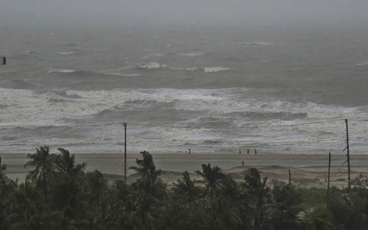 বঙ্গোপসাগরে লঘুচাপটি, বন্দরে সতর্কসংকেত